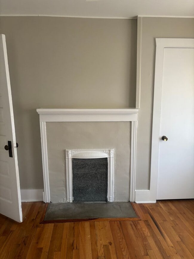 Building Photo - Single Family Home, 3 bed/1 bath $1,200 One-Story