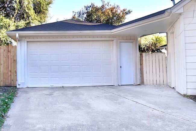 Building Photo - 10723 Shawnbrook Dr