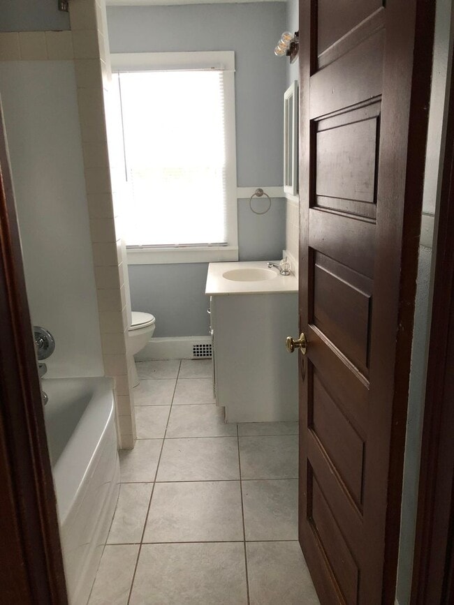 Building Photo - 3 bedroom/2 bath home w/partially fenced y...