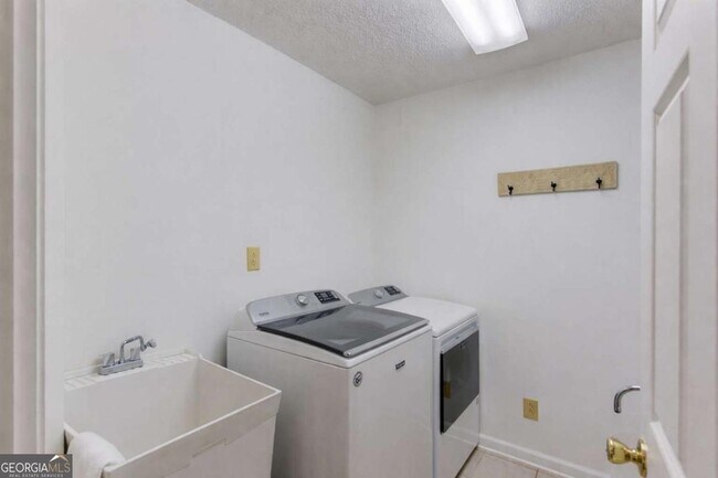 Building Photo - 3314 Banks Mountain Dr
