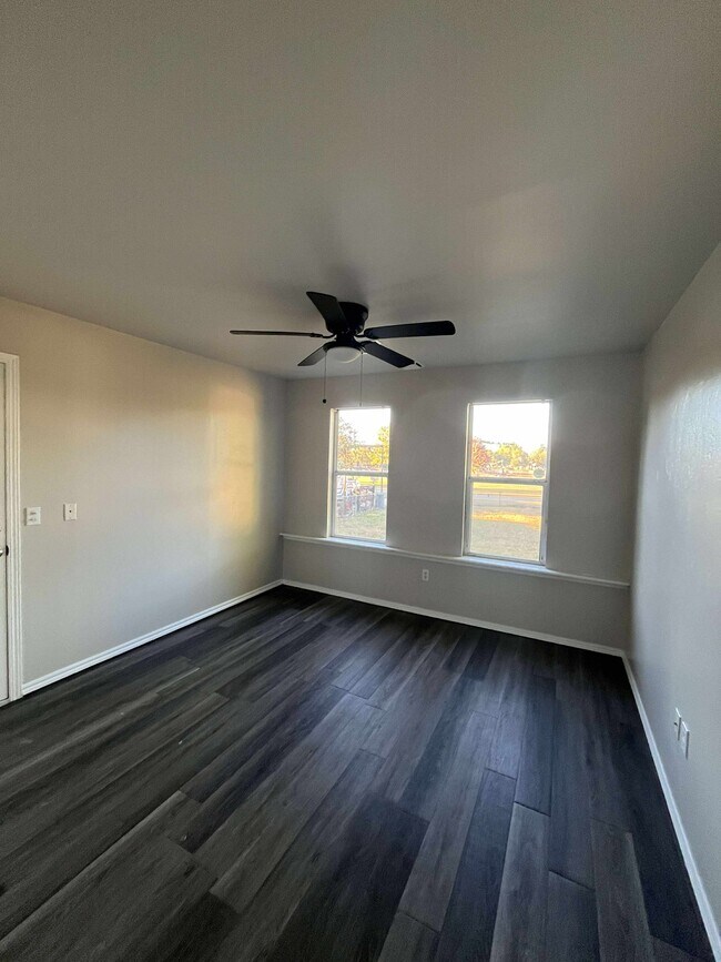 Building Photo - 701 E Holman Ct