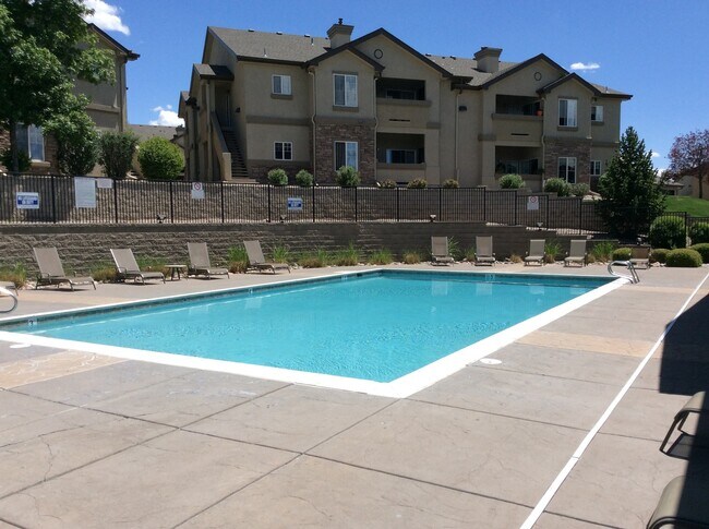 Building Photo - 2 bedroom Condo in a gated community. 1 Ca...