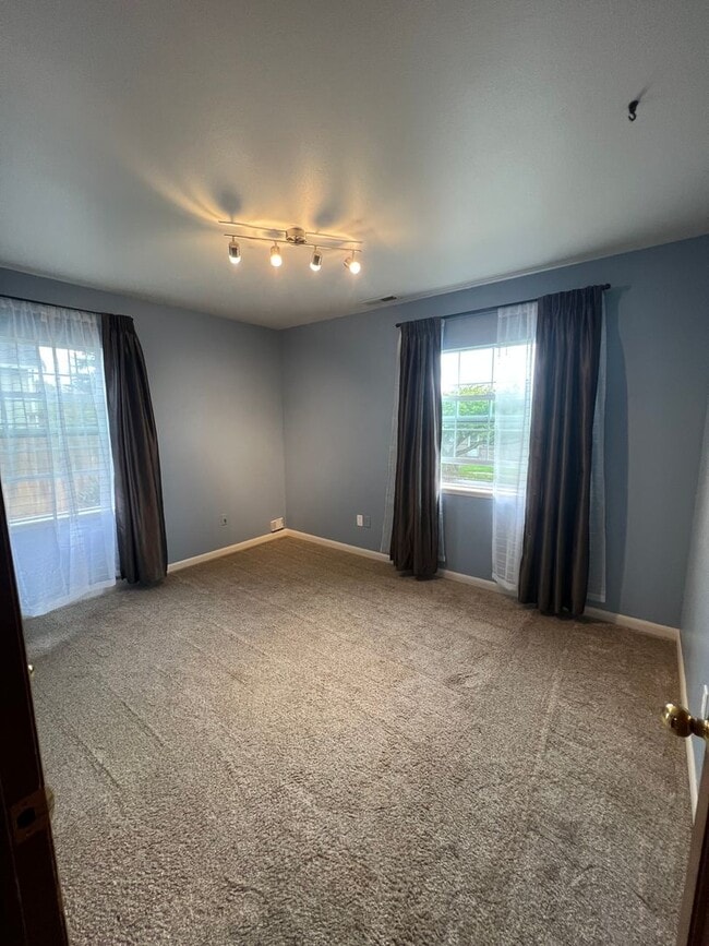 Building Photo - Cozy 2 Bedroom in Charming Everett Neighbo...