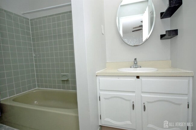 Building Photo - 4 White Oaks Dr