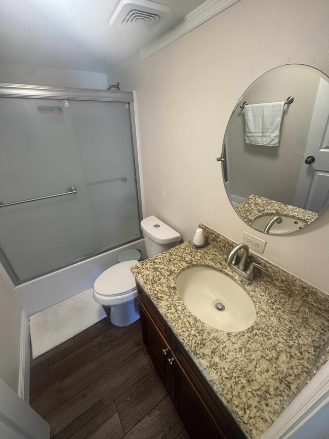 Building Photo - 2816 E Lake Rd