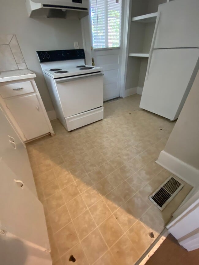 Building Photo - Perfect home with 2 kitchens at NCSU