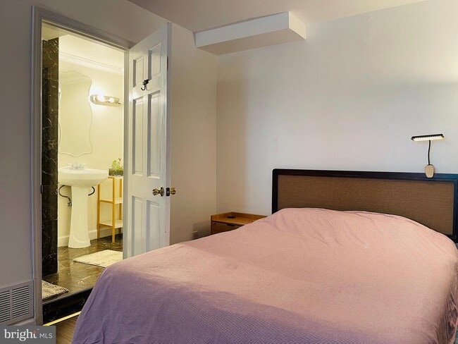 Building Photo - 928 Venice Dr