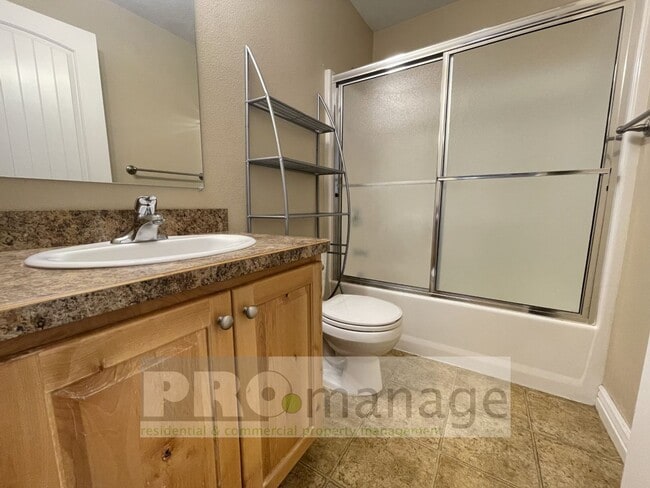 Building Photo - 4 Bed, 3 Bath Town Home w/ 2 Car Garage - Ammon