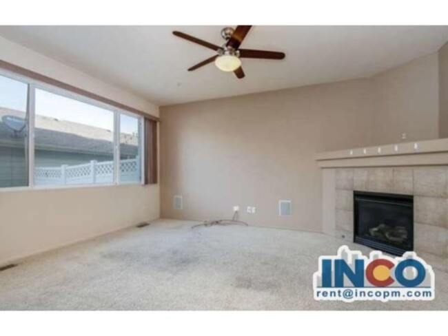 Building Photo - Spacious 3 bed 3 bath Townhome end unit wi...