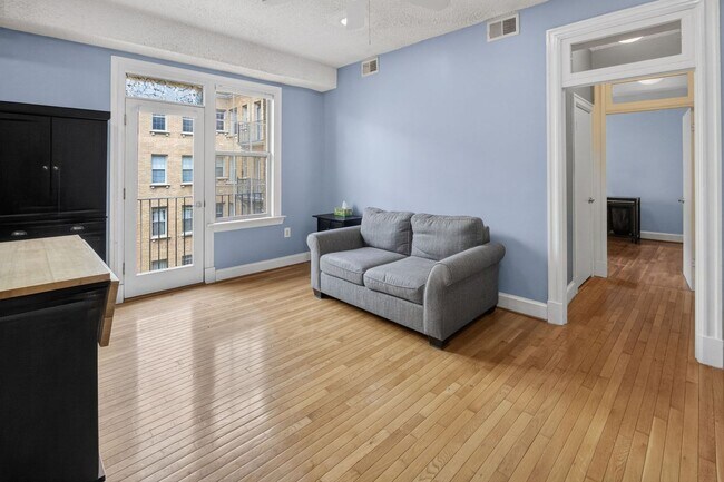 Building Photo - Sunny 1br with Balcony in Columbia Heights!