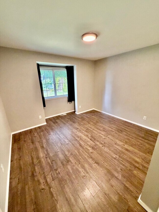 Building Photo - Stunning Elliott Pointe View Home in the Heart of Mukilteo