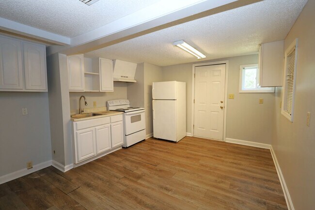 Building Photo - 2948 Dogwood Cir