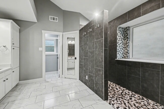 Building Photo - 522 Crestwood Dr