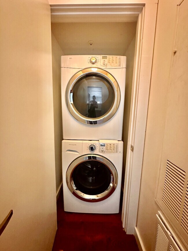 Building Photo - Spacious 1-Bed, 1.5-Bath with In-Unit Laundry + Off-Street Parking in the Heart of New Orleans