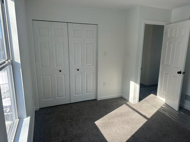 Building Photo - Beautiful 3 Bedroom, 1.5 Bath Townhome in ...