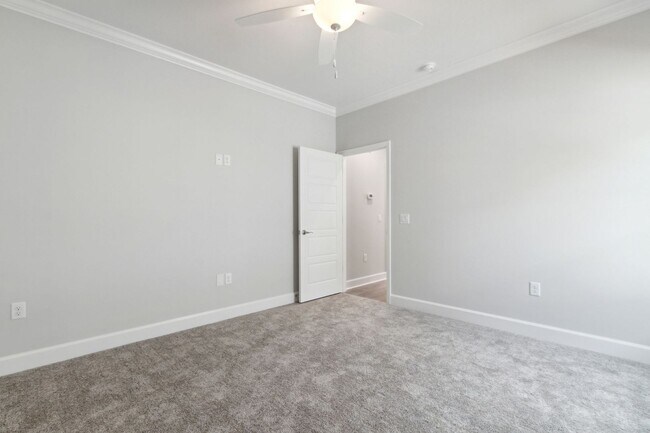 Building Photo - Resort Style living, minutes to town!