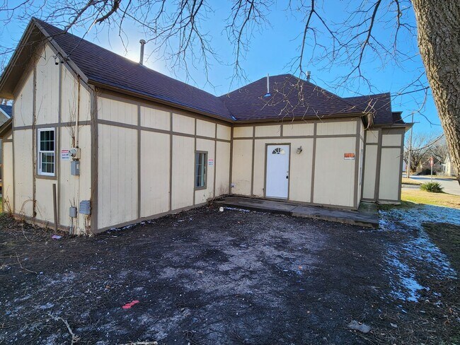 Building Photo - Spacious 3-Bedroom, 2-Bathroom Home AVAILABLE NOW!!