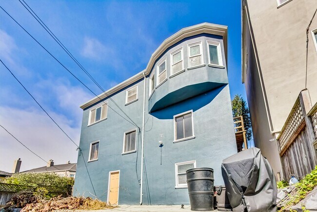Building Photo - Introducing the Perfect Blend of Elegance and Comfort in San Francisco's Westwood Highlands!