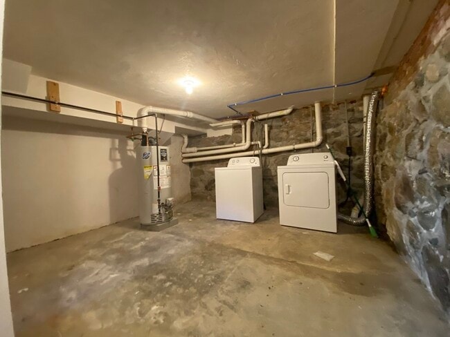 Building Photo - 40 Williams St