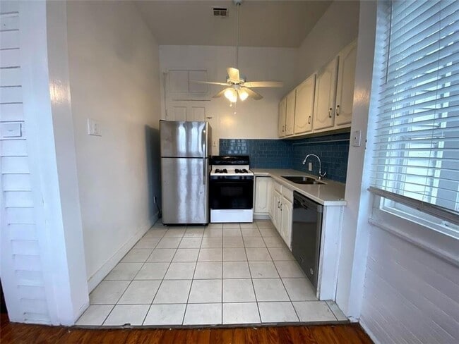 Building Photo - 2108 Milan St