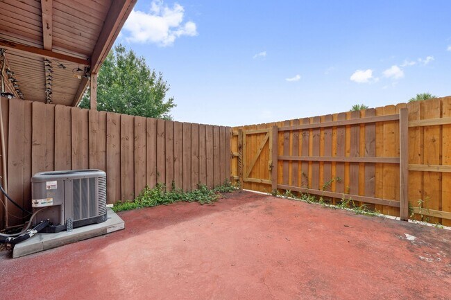 Building Photo - "Spacious 2-Bed Condo with Modern Upgrades in Prime Casselberry Location"