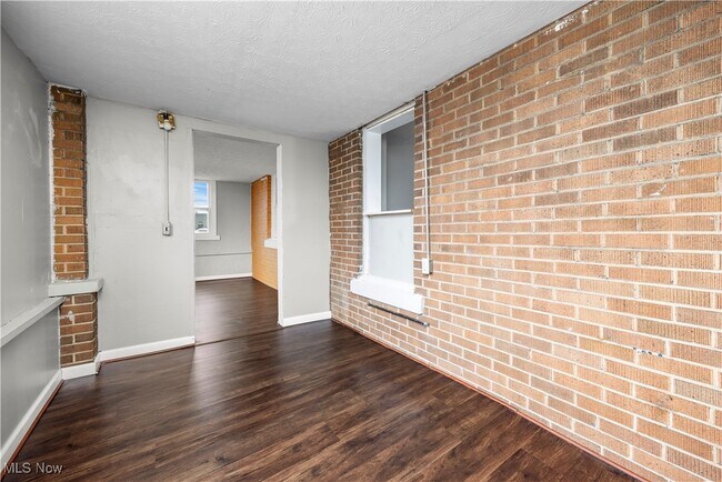 Building Photo - 1063 W 21st St