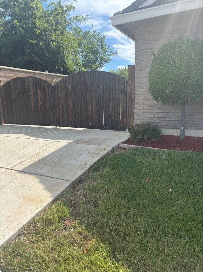 Building Photo - Stunning 5-Bedroom, 4-Bath Home in Prime B...