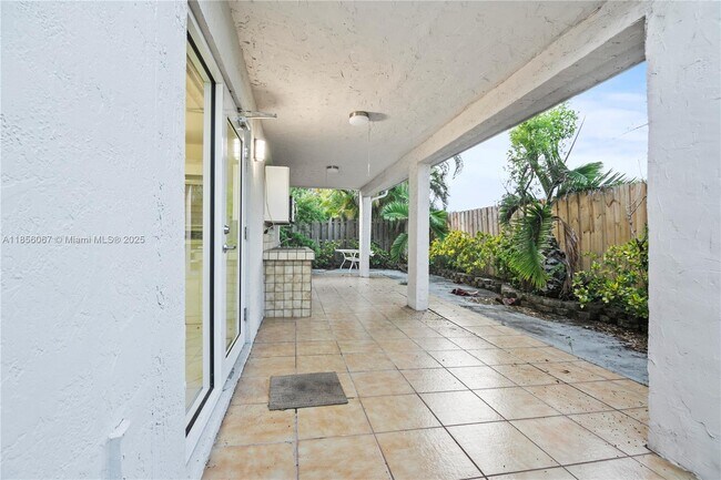 Building Photo - 10073 SW 117th Ct