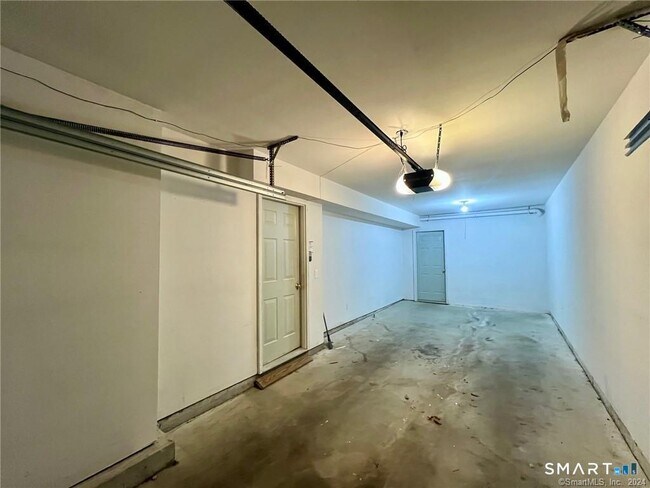 Building Photo - 527 W Thames St