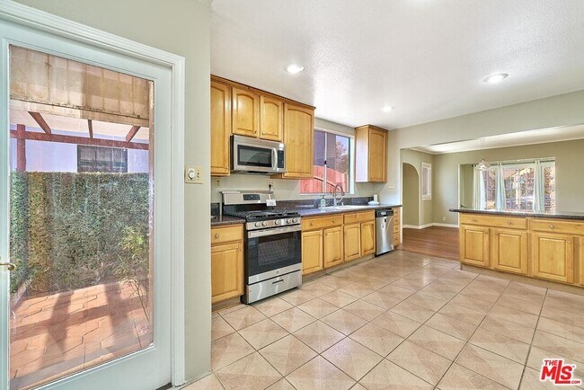 Building Photo - 429 S Orange Dr