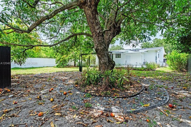 Building Photo - 56 Whitethorn Dr