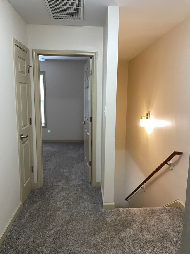 Building Photo - 1304