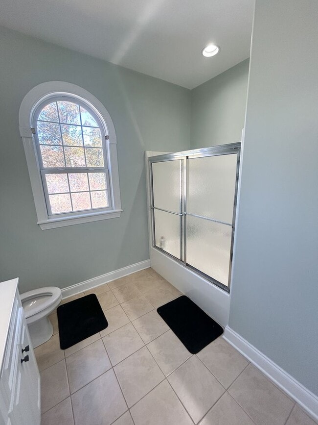 Building Photo - Charming 3BD, 2BA home with spacious yard and screened in porch