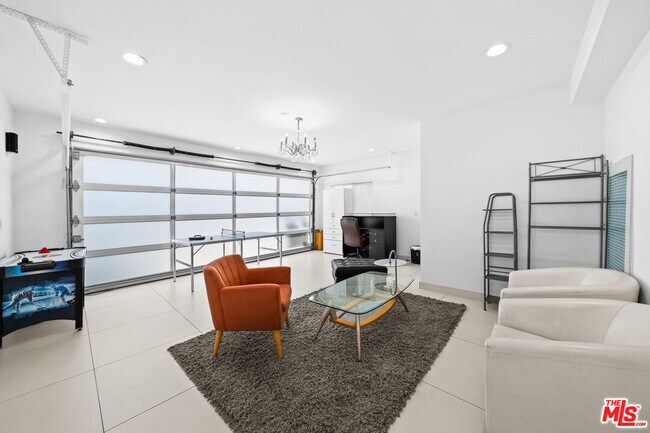 Building Photo - 355 S Sycamore Ave