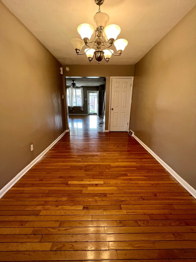 Building Photo - Gorgeous 3-Bedroom Townhouse with Garage i...