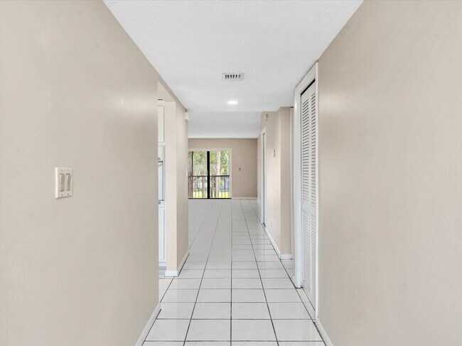 Building Photo - 16252 Laurel Dr