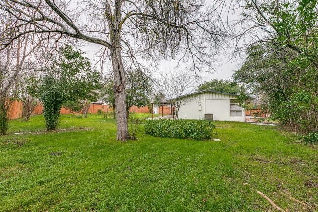 Building Photo - 511 E Hathaway Dr