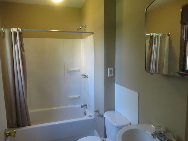 Building Photo - Two Bedroom Home with a bonus room/3rd bedroom in Historic District (Williams-Woodland Historic P...