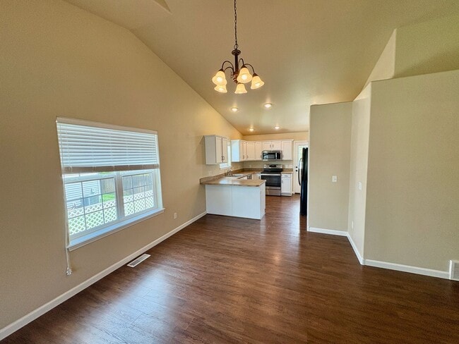 Building Photo - Beautiful 3 bedroom 2 bathroom home locate...