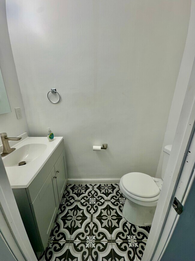 Building Photo - 1828 E Orleans St