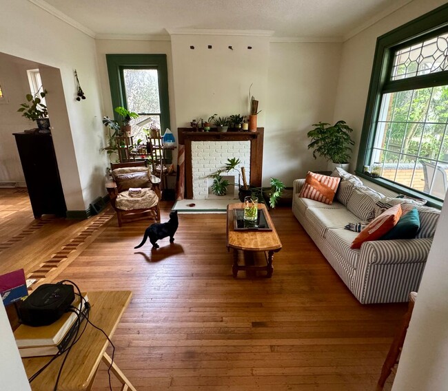 Building Photo - Newly renovated spacious 4 bedroom home in...