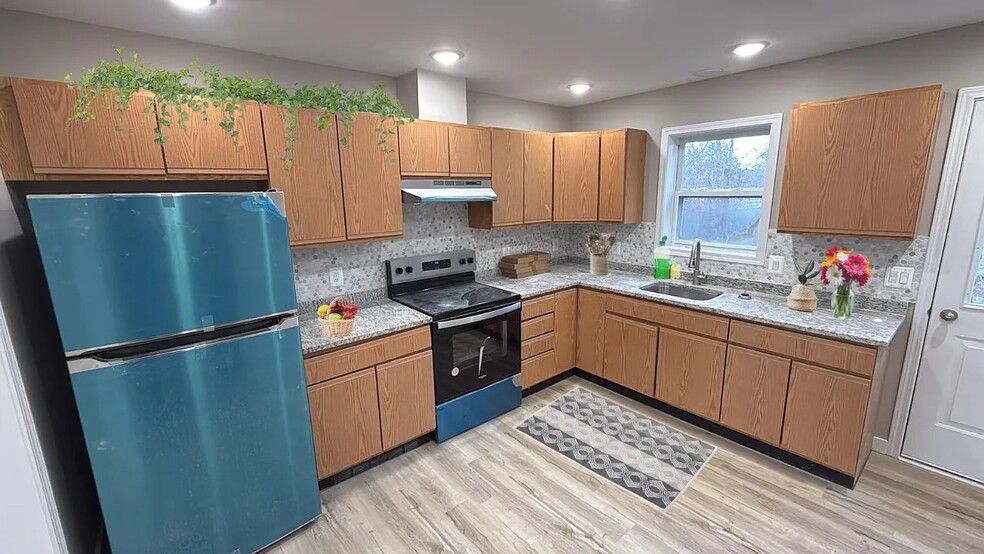 Primary Photo - Ivy Court Apartments