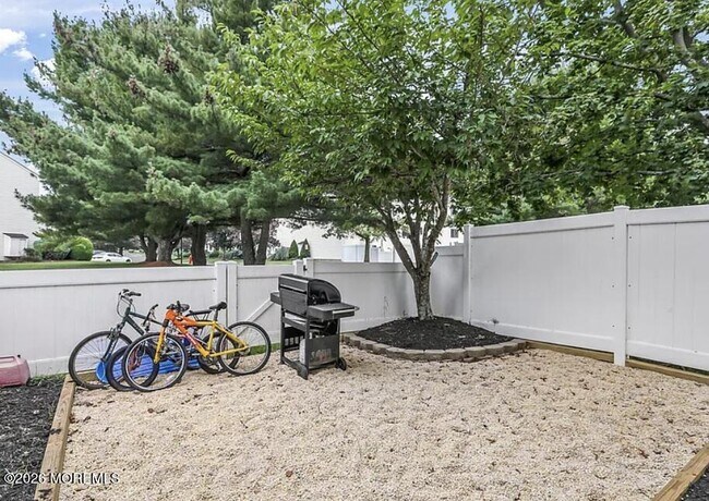 Building Photo - 211 Clubhouse Dr