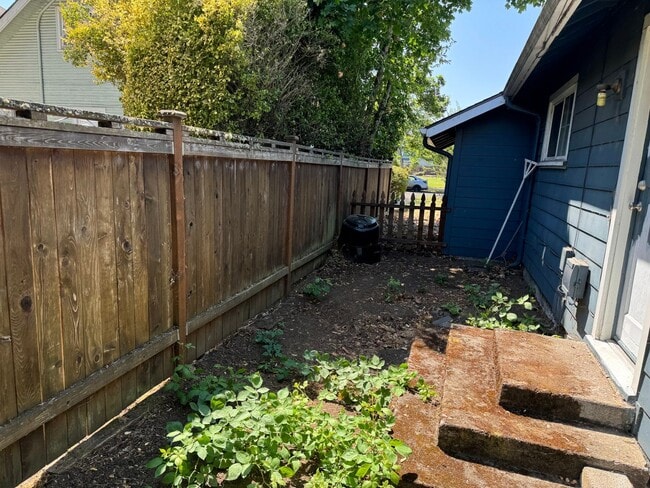 Building Photo - Studio in Eugene