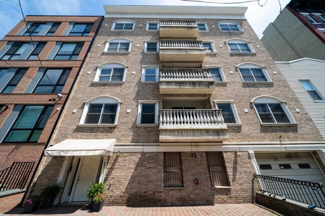 Building Photo - 621 Monroe St