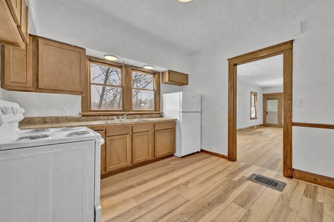 Building Photo - 1261 E 123rd St