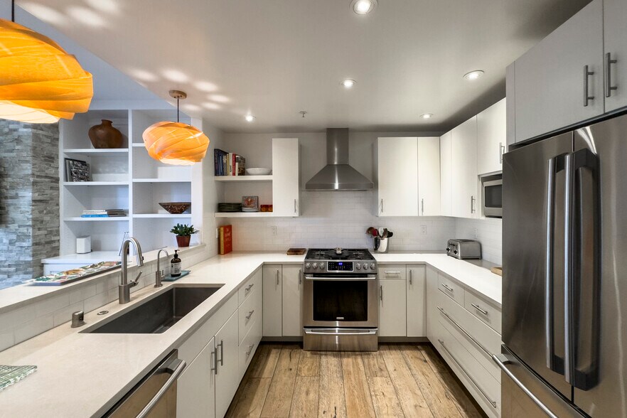 Building Photo - 4505 Carpinteria Ave