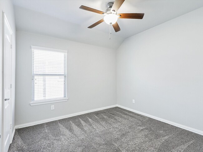 Second bedroom. with ceiling fan. - 836 Caliente Pass