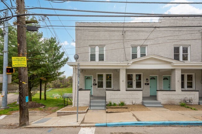 Building Photo - AVAILABLE MID-OCTOBER! BEAUTIFULLY RENOVAT...
