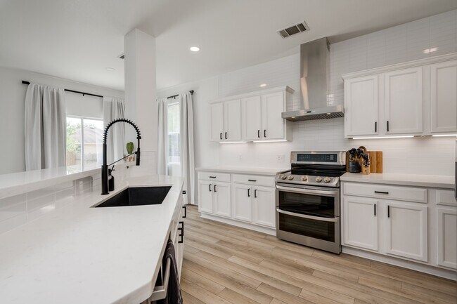 Kitchen - 4709 Lake George Ln